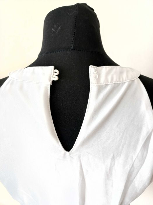 Sukienka biała z ozdobnym paseczkiem