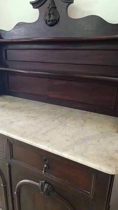 Louceiro antigo com pedra