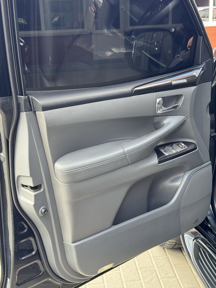 Lexus LX 570 5.7 газ/бензин black edition