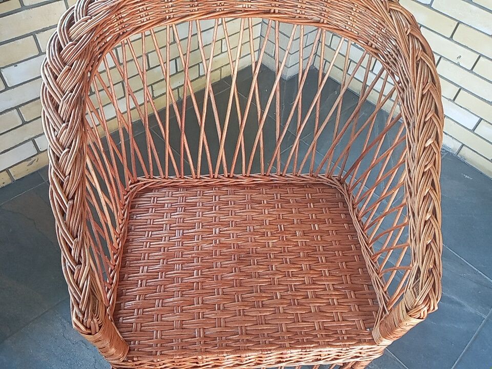 Продам кресла плетенные.