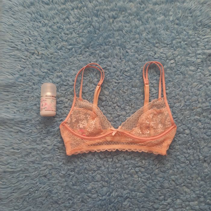 Piękny biustonosz koronkowy morelowy stanik