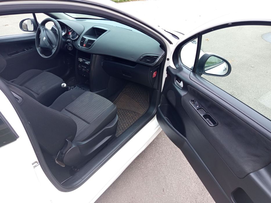 Автомобіль Пежо 207