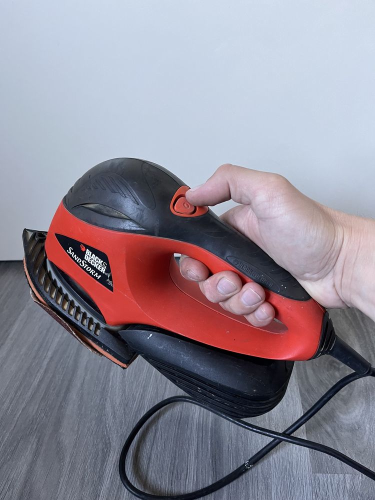 Шліфмашинка Black Decker