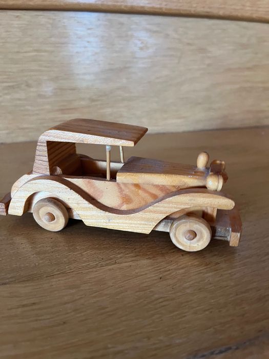 Drewniany samochód. Zabawka, eksponat, prezent, model.