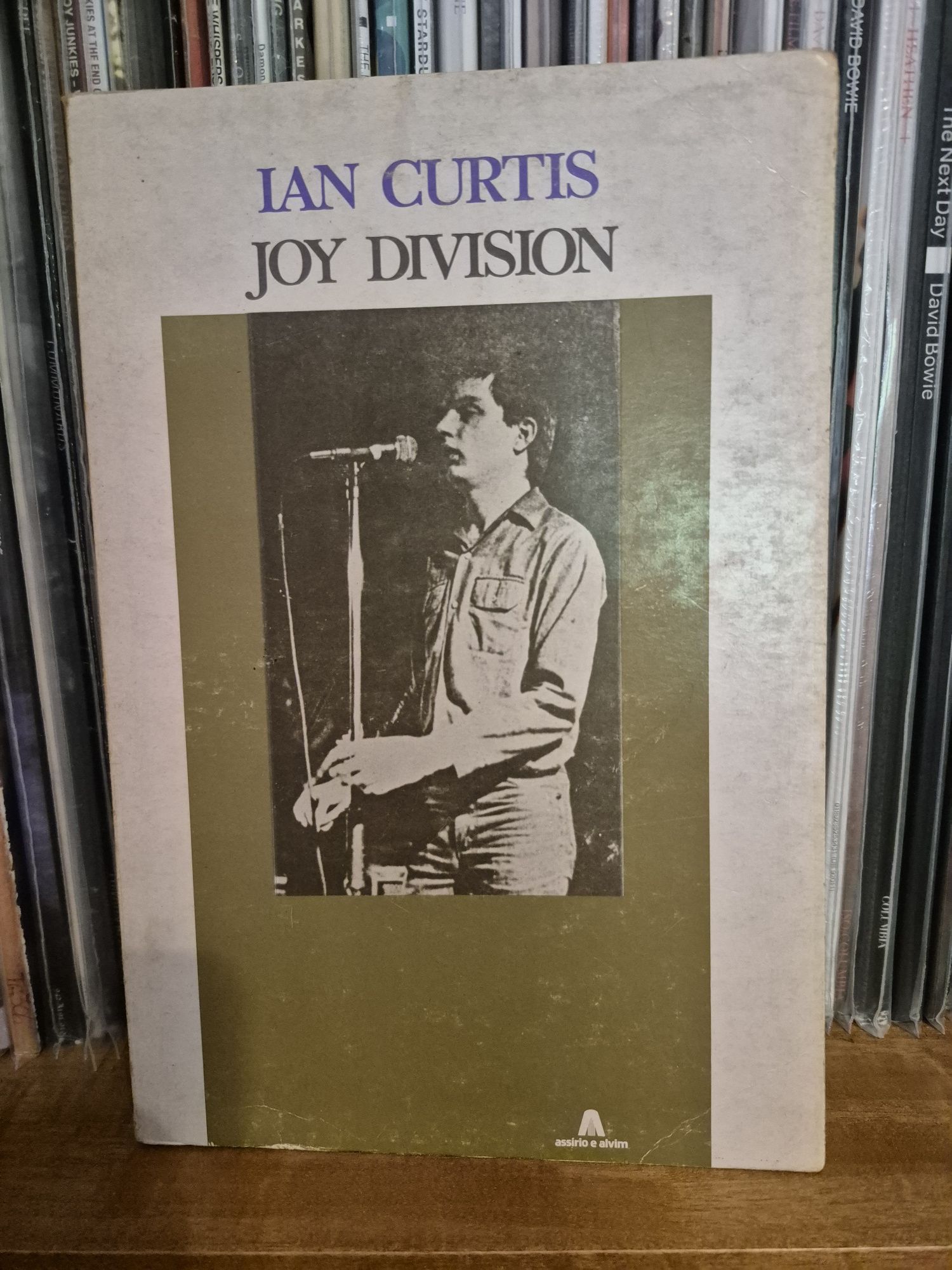 Ian Curtis - Joy Division - Assirio e Alvim