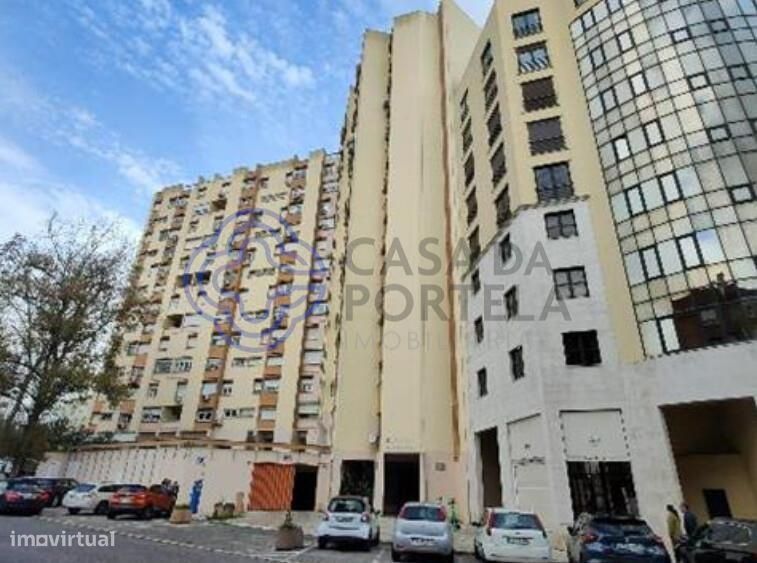 Escritório com 10 Gabinetes e Estacionamento em Localização Central