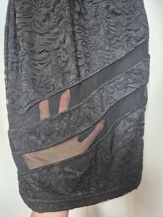 Czarna dopasowana koronkową sukienka w r. S