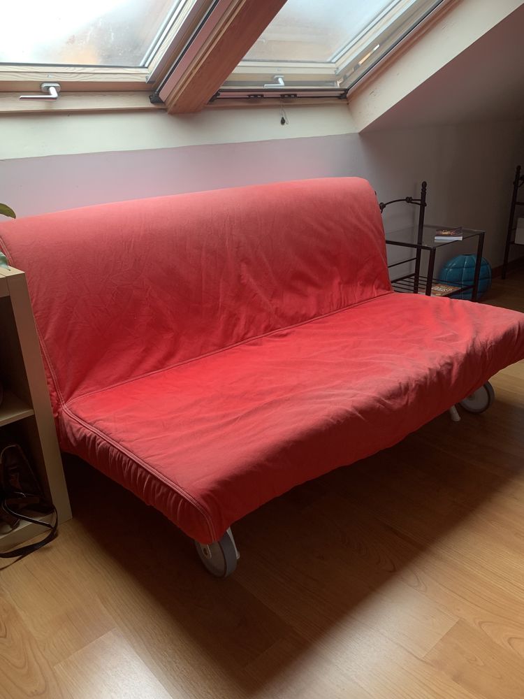 Sofa cama com duas almofadas