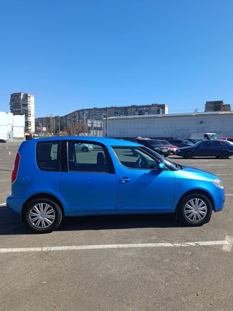 Продам автомобиль Skoda Roomster, цвет синий, состояние отличное.