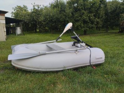 Ponton wędkarski Hercules razem z silnikiem elektronicznym i z echoson