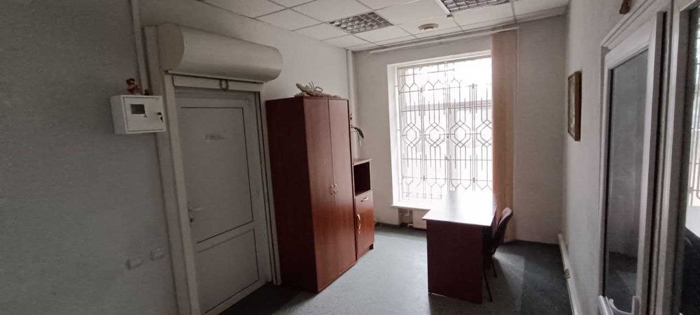 Великий офіс з меблями