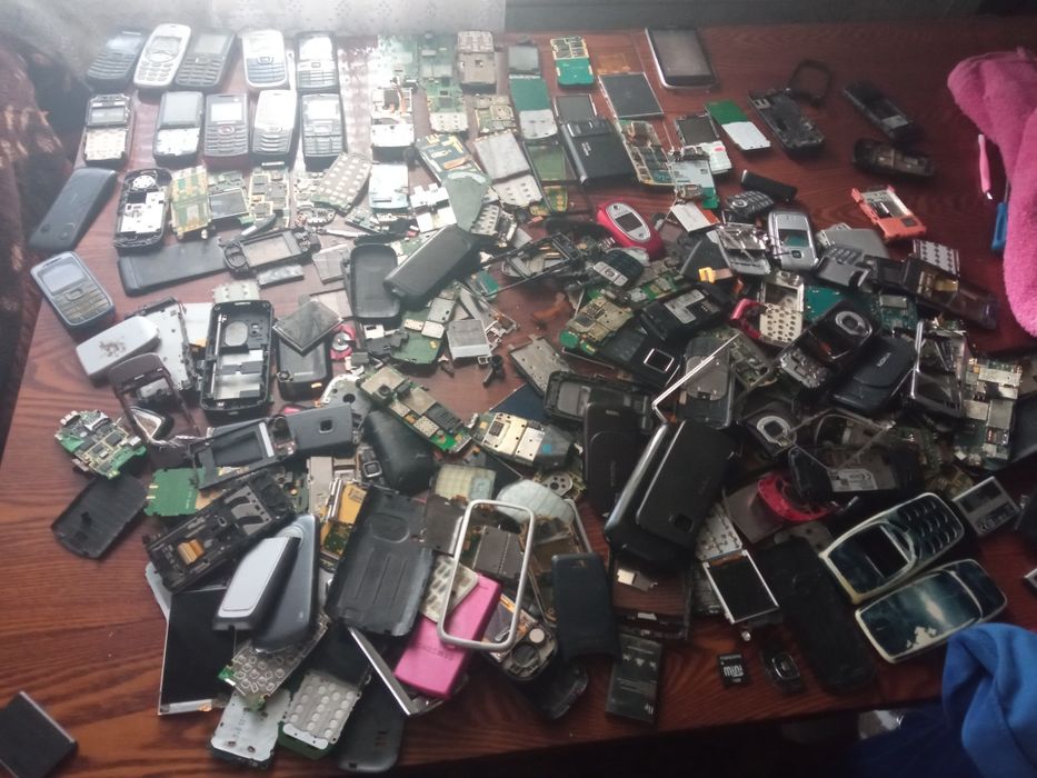 Продам телефони на запчастини