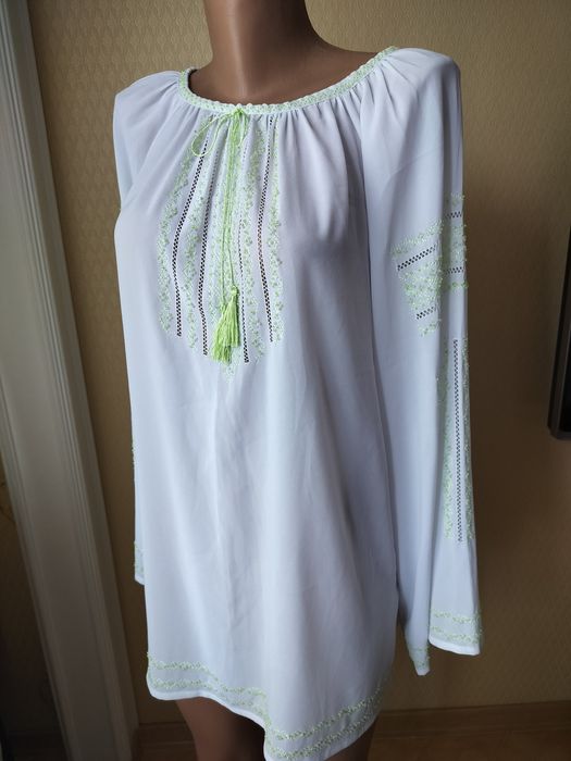 Жіноча шифонова вишиванка з салатовим бісером та поясом