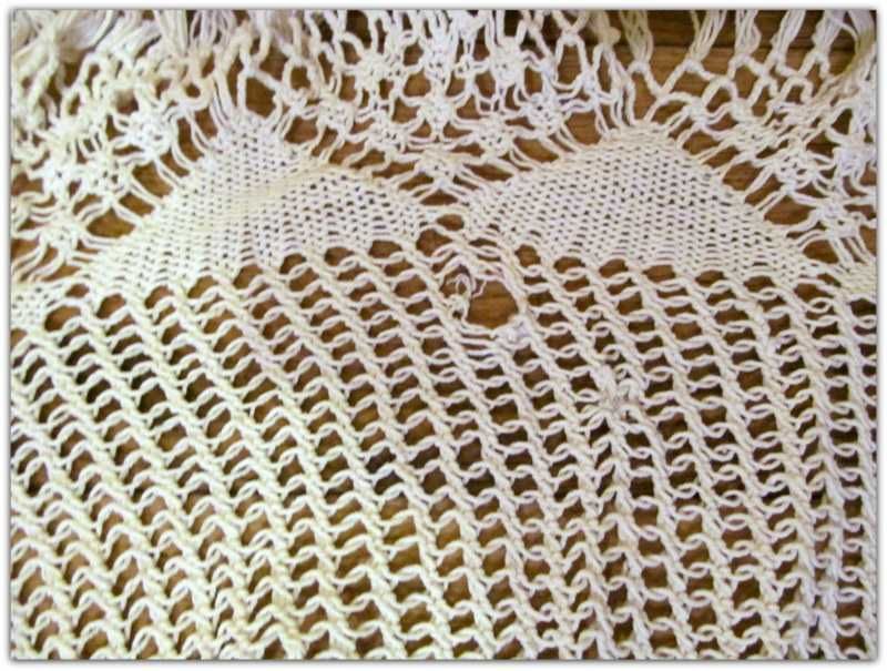 Serweta z frędzlami ręcznie robiona na szydełku 85 cm średnicy