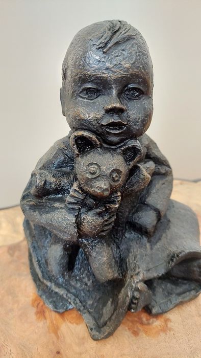 Rzeźba - Dziecko z misiem