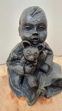 Rzeźba - Dziecko z misiem