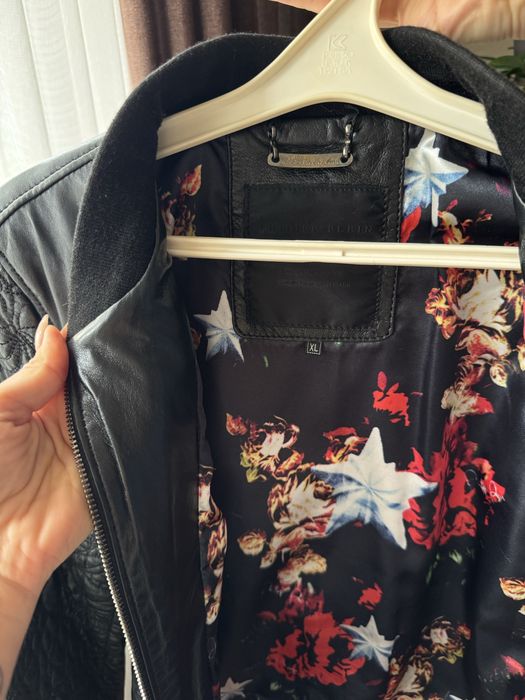 Стильна шкіряна куртка