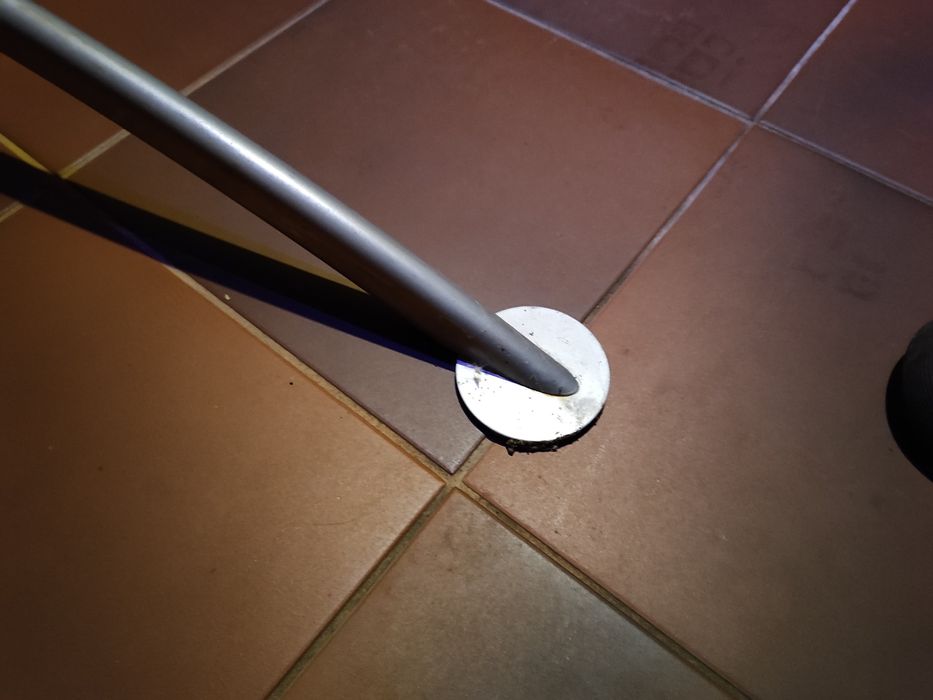 Metalowy stojak na żywą choinkę