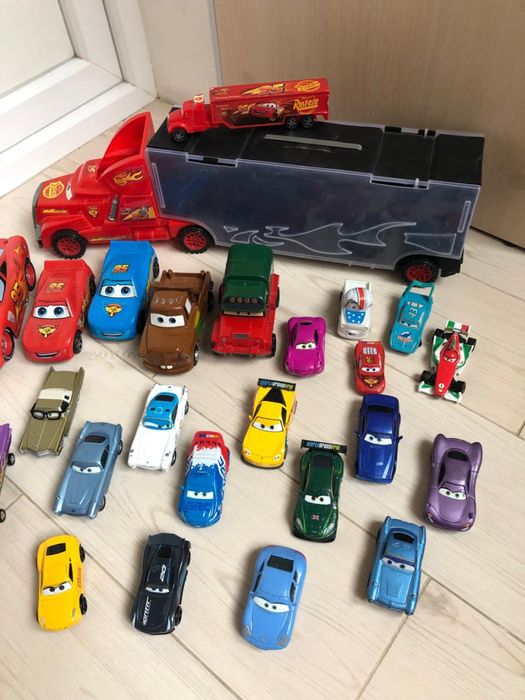 Машинки Молнія Макквін і його друзі різні