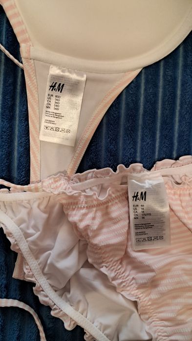 Купальник рожевого кольору з цікавим декором))