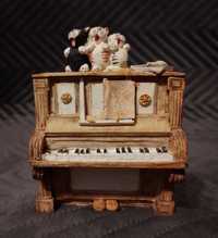 Ręcznie malowana , szkocka figurka - trzy koty na pianinie, Peter Faga