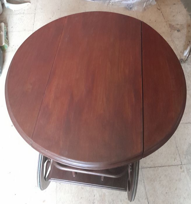 Carrinho bar em madeira.