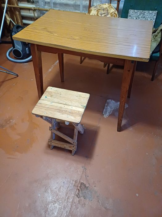 Стіл зі стільцем,розкладеий,в задовільному стані