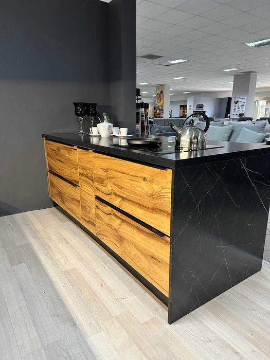 Kuchnia z ekspozycji biały mat/ fornir dąb