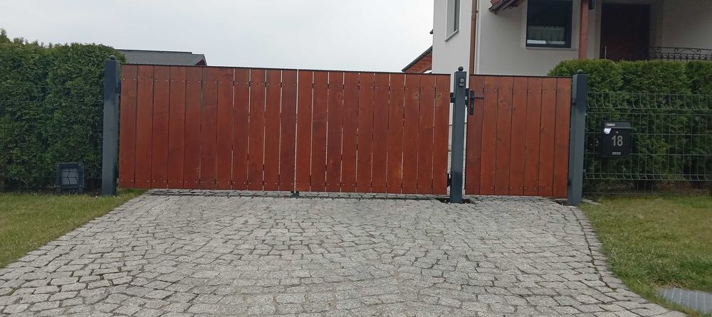 Brama wjazdowa do podwórka  i ogrodzenie