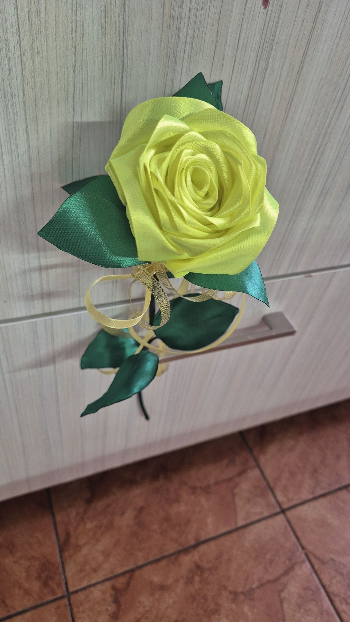 Róża ze wstążki satynowej