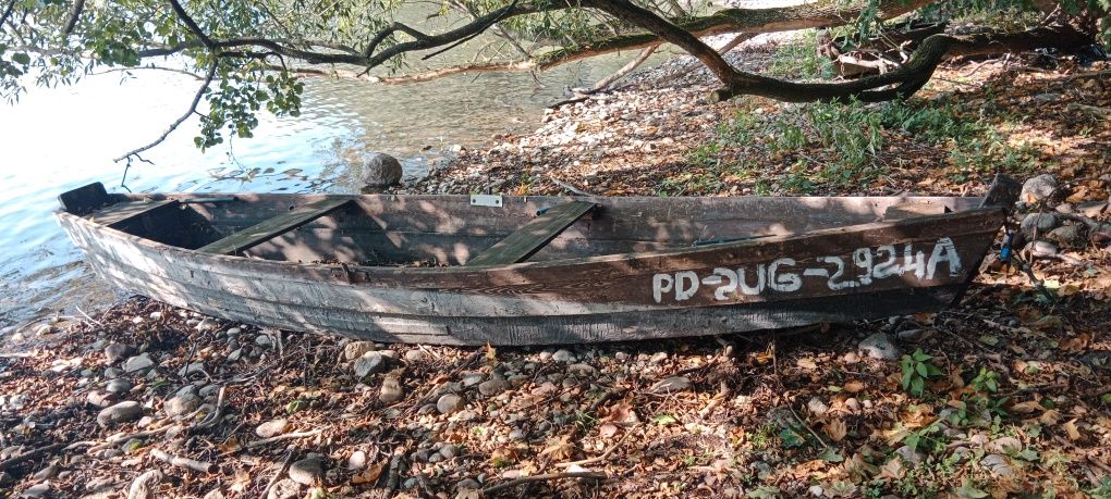 Łódka drewniana  bez wioseł.