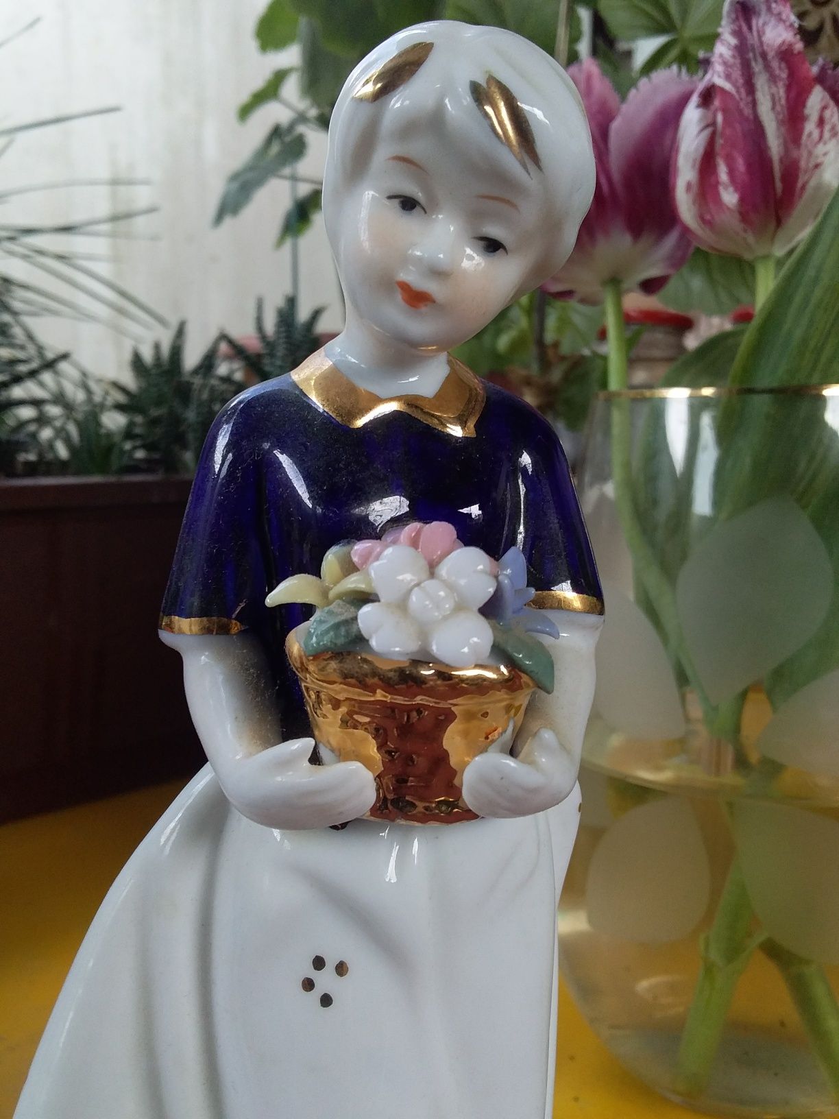 Статуетка фарфор.