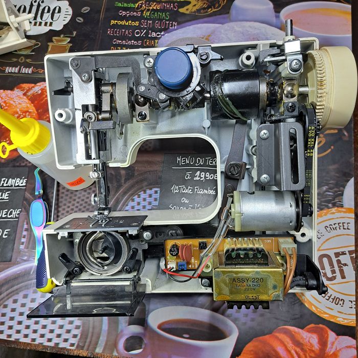 Продам  японську  швейну машинку  MINI  Jaguar