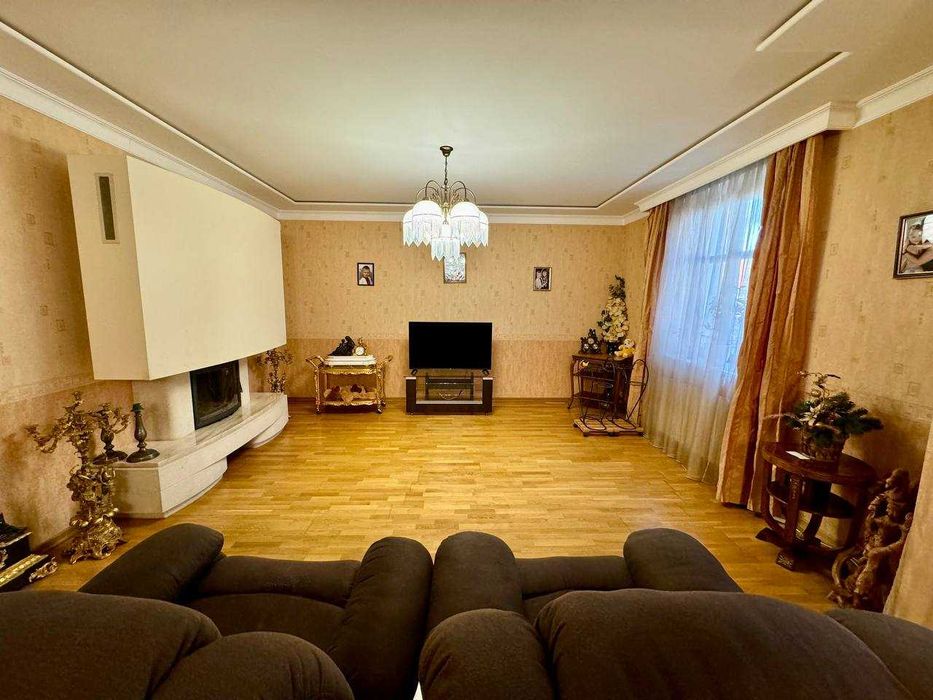 Продам просторий будинок по вул.Сельських (Алтайські озера)