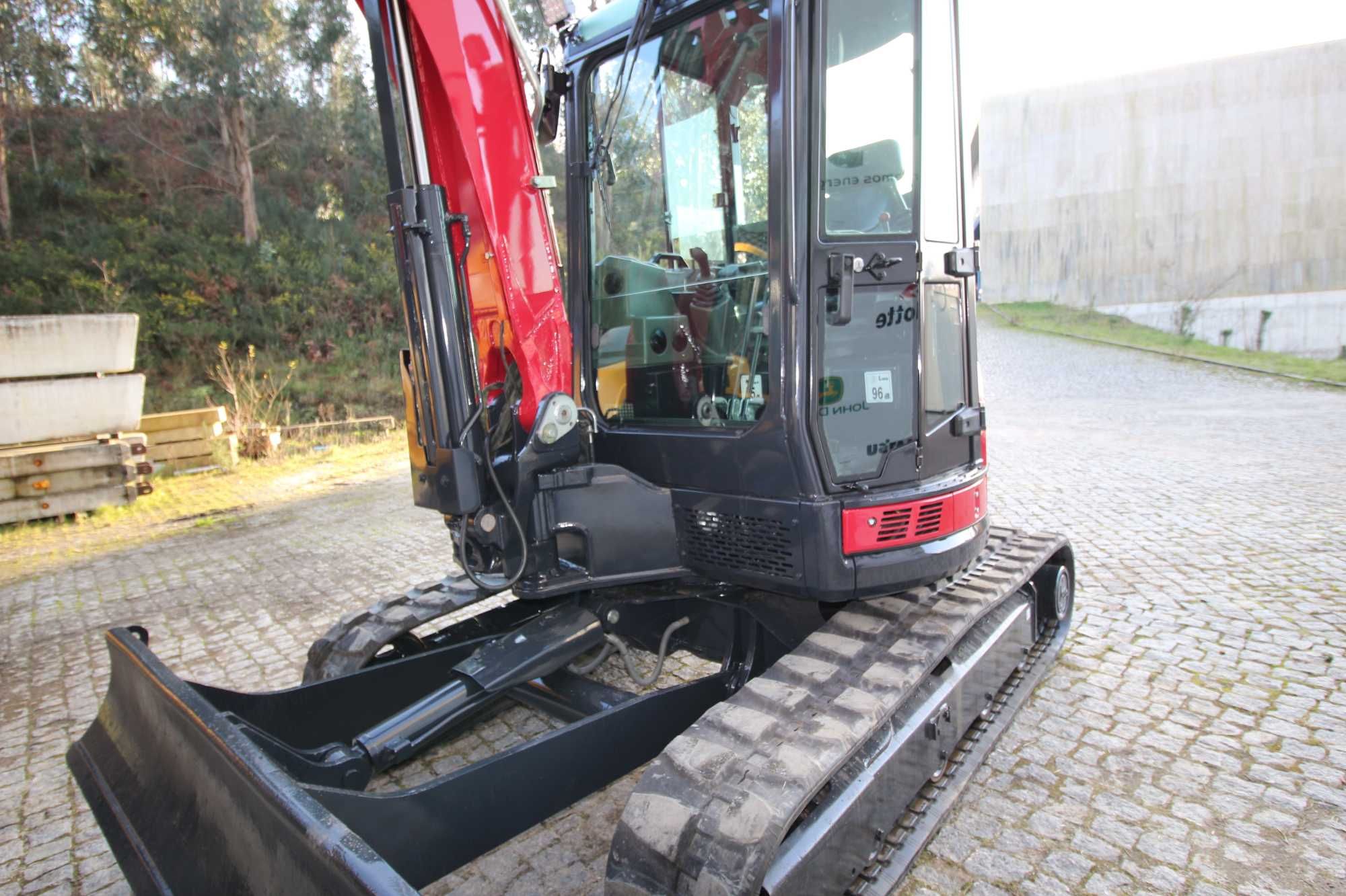 Minigiratória Máquina  rastos Yanmar VIO 50   (como nova )