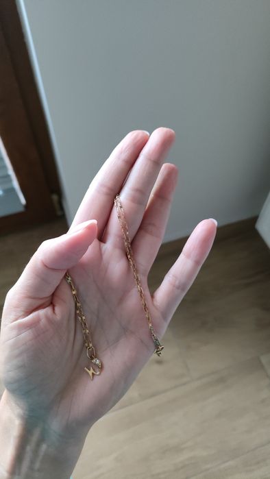 Złoty łańcuszek z zawieszką "W"