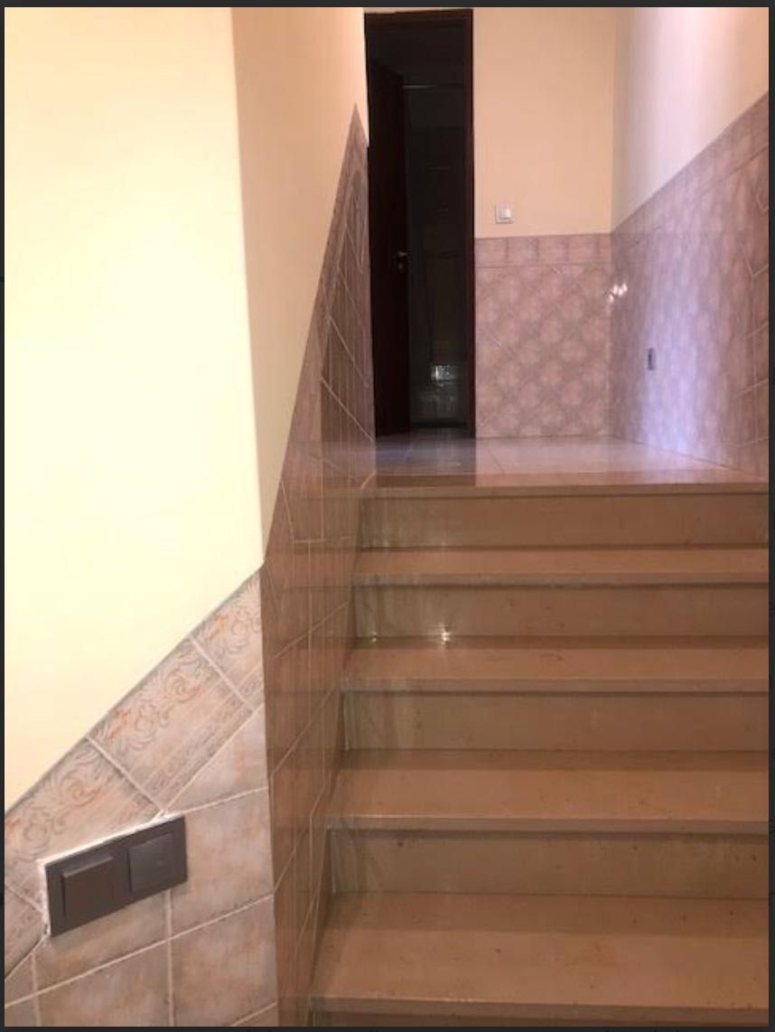 Quarto Sesimbra com muita luz, sossegado e varanda privativa.