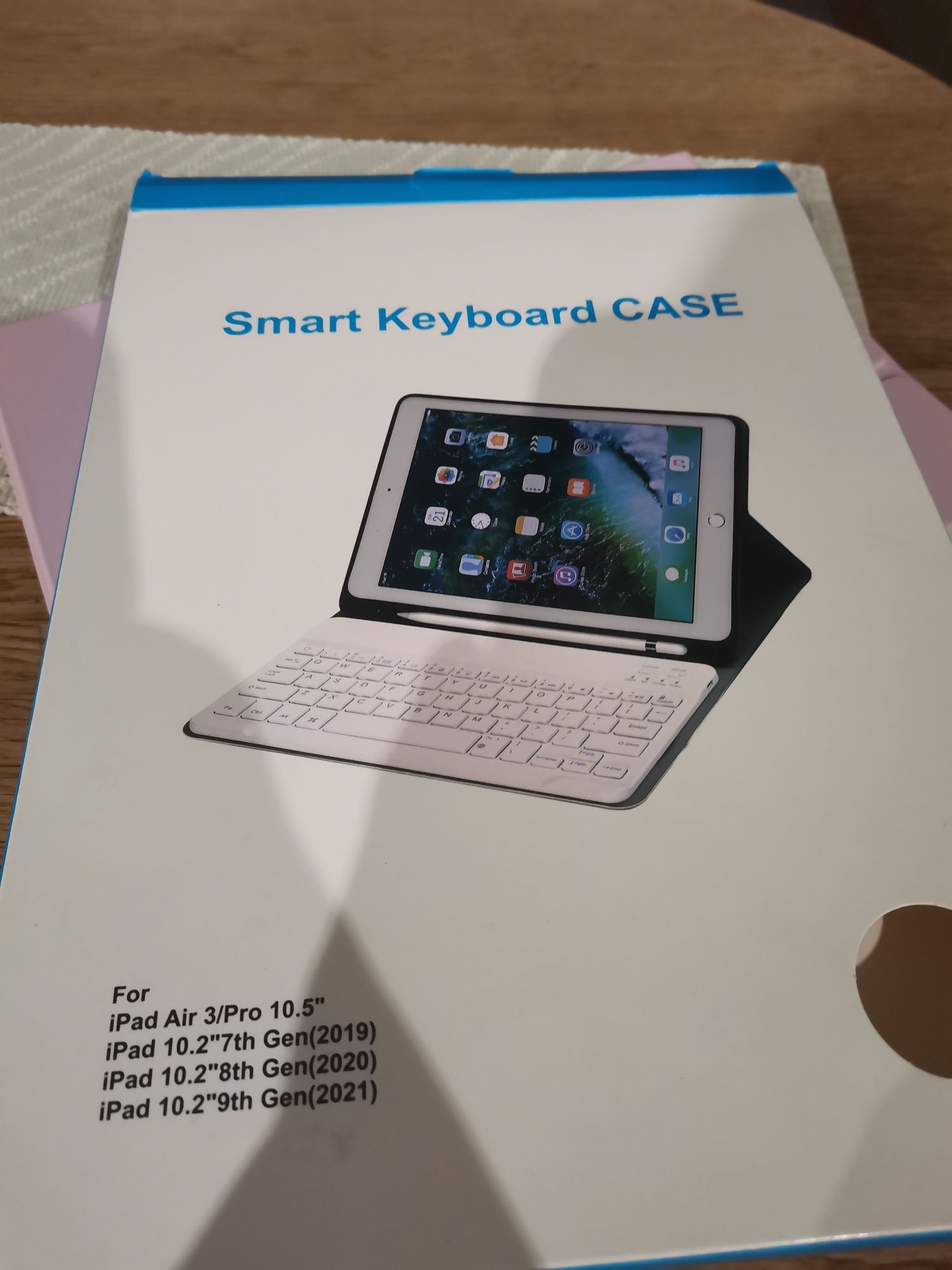 Różowe etui wraz z klawiaturą do tabletu ipad