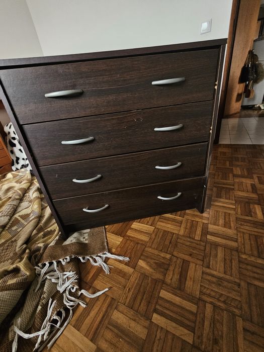 Estante castanha de madeira e cómoda  4 gavetas