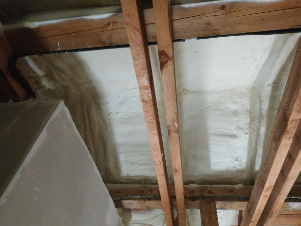 Ocieplanie pianą PUR poliuretanowa izolacja natryskowa pianką Dachu