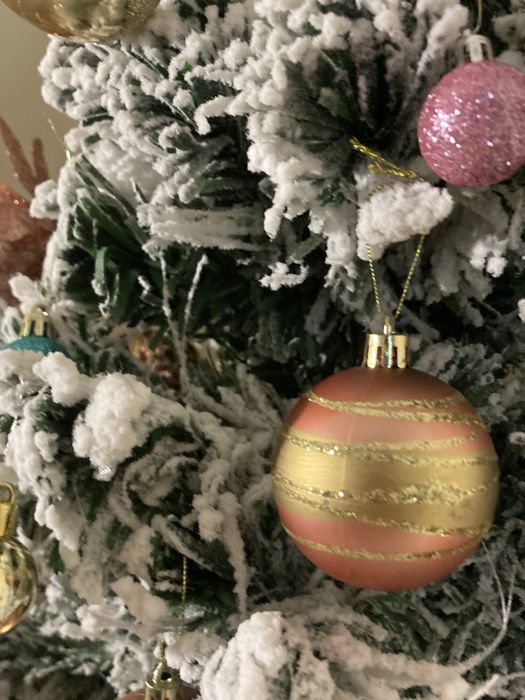 Arvore natal com luzes integradas e enfeites