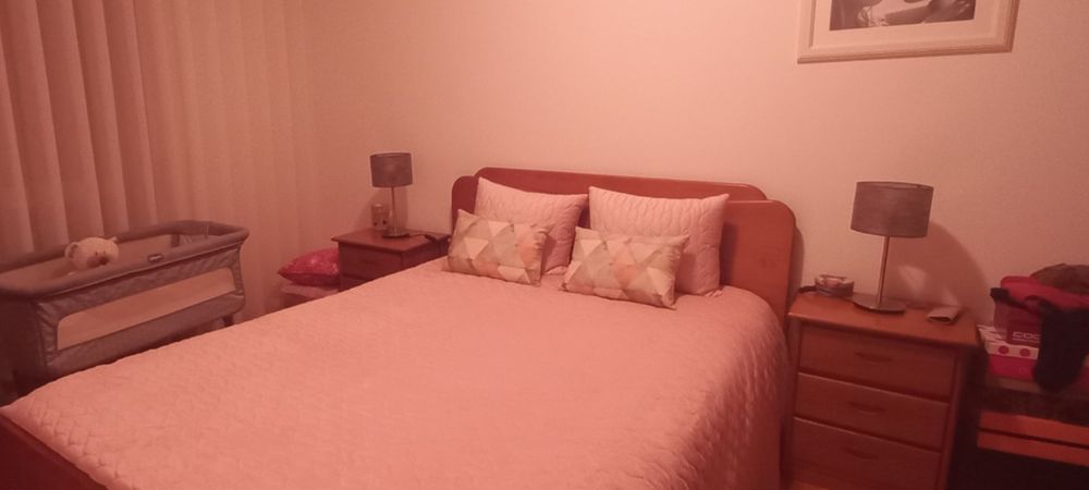 Cama casal e 2 mesas de cabeceira