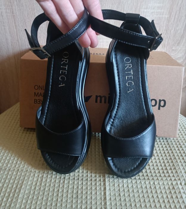 Нові шкіряні босоніжки 37р.