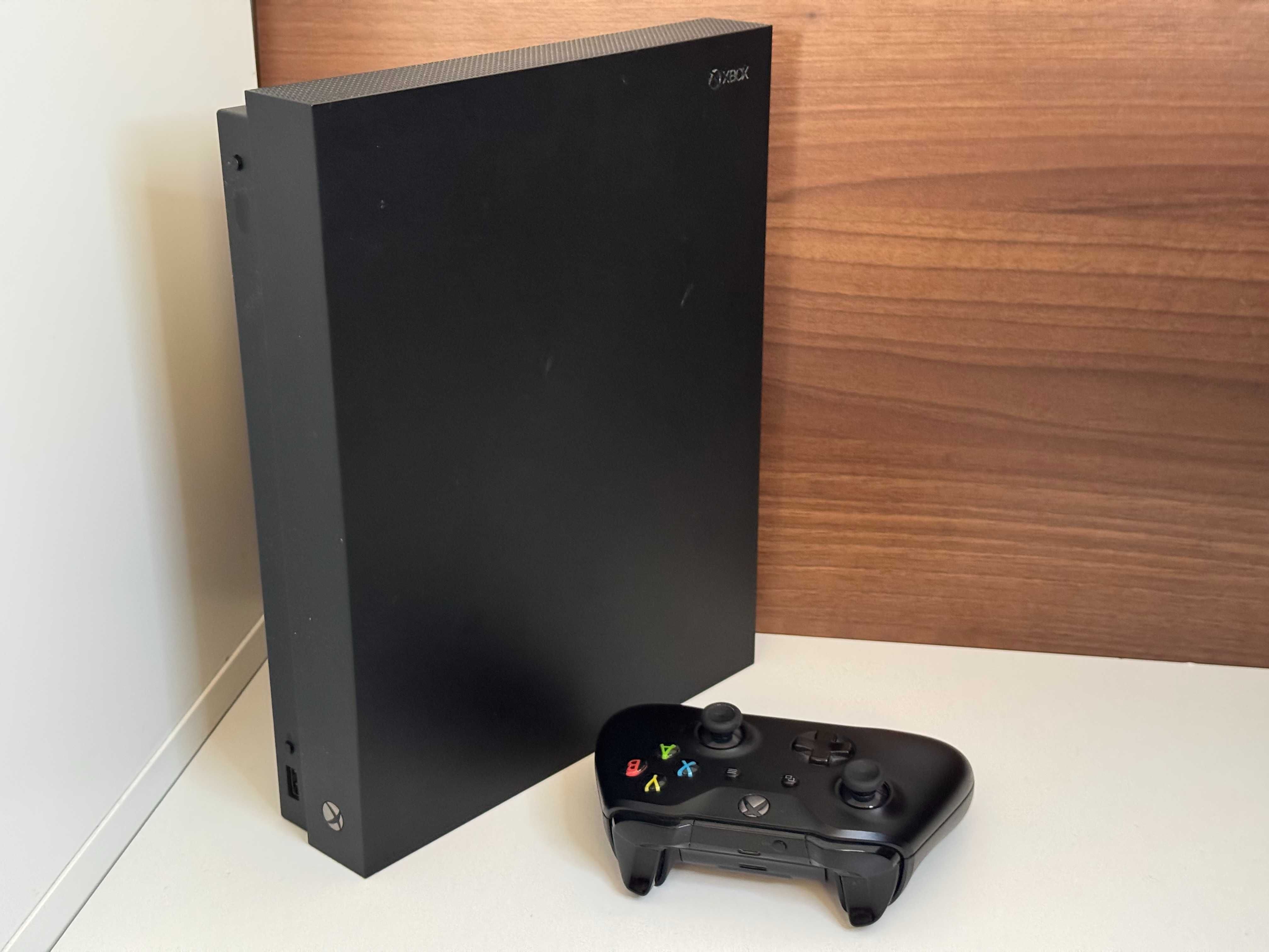 Konsola XBOX ONE X 1TB z Padem Napędem Ładowarką i Akumulatorkami