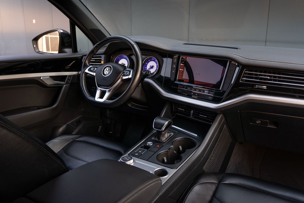 Wynajem TOUAREG SUV Wypożyczalnia samochodów premium i sportowych Z-G