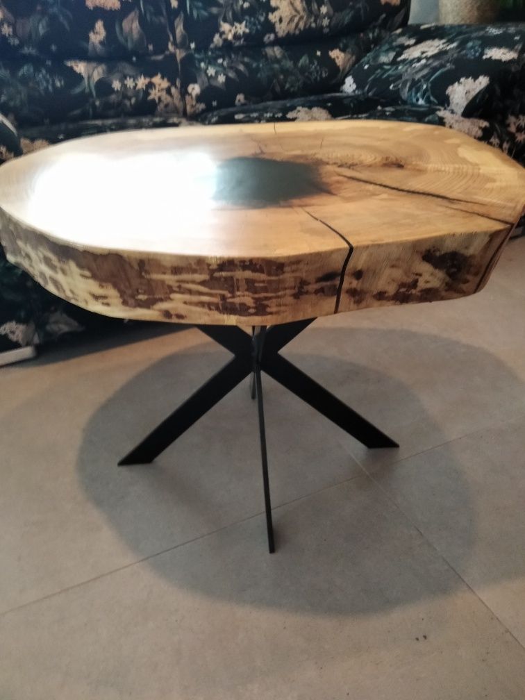 Stolik z  dużego plastra jesionu z żywicą loft-70/60cm