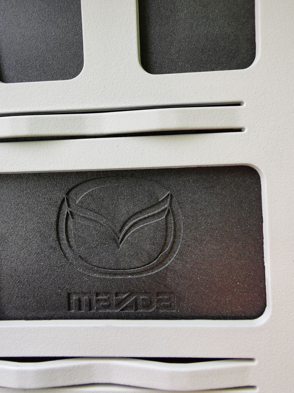 Uchwyt samochodowy na iPada - oryginalny produkt Mazda
