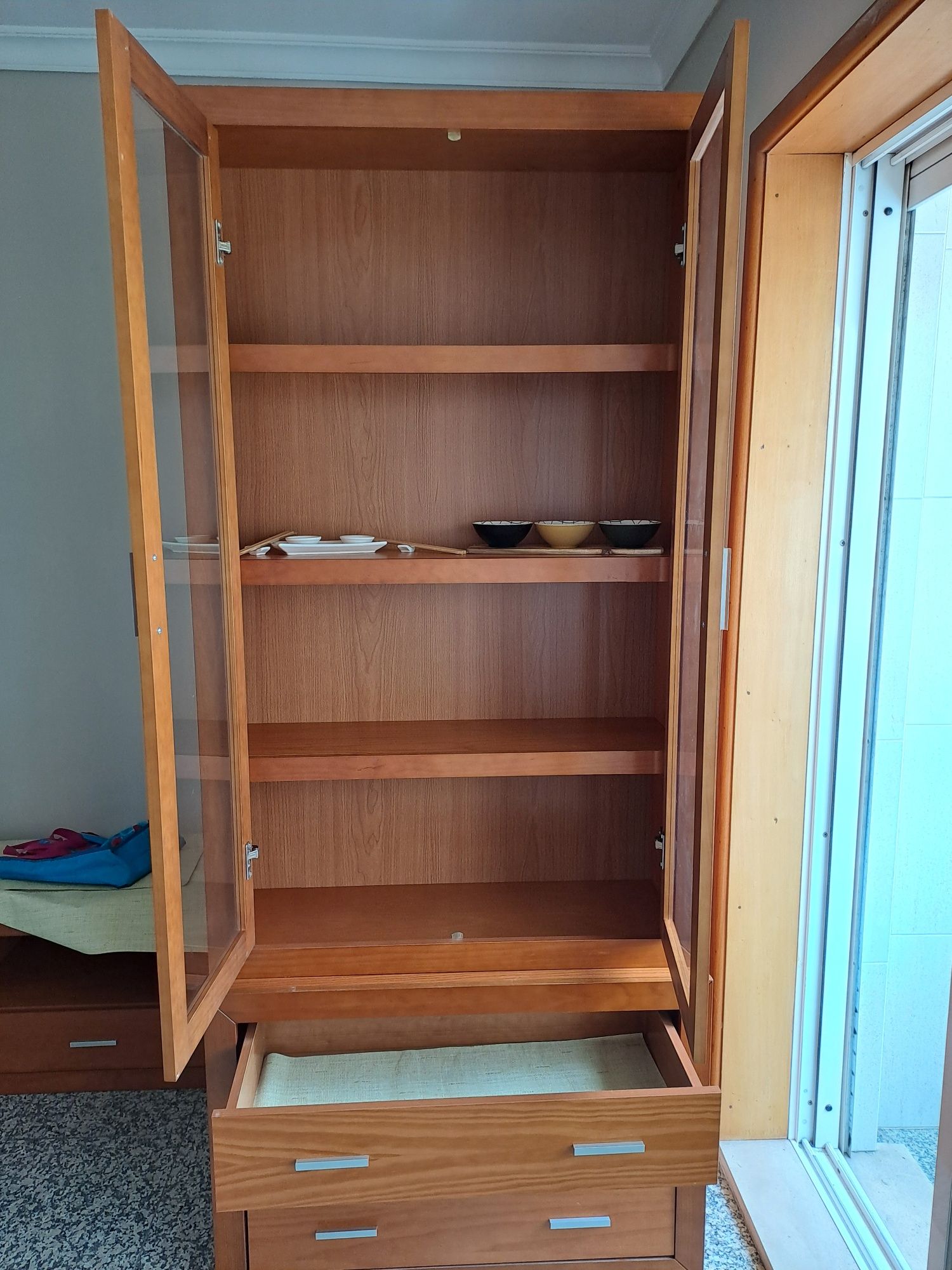Móvel de sala em madeira cerejeira