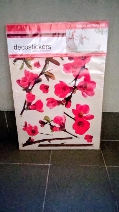 Naklejki dekoracyjne na ścianę albo na meble