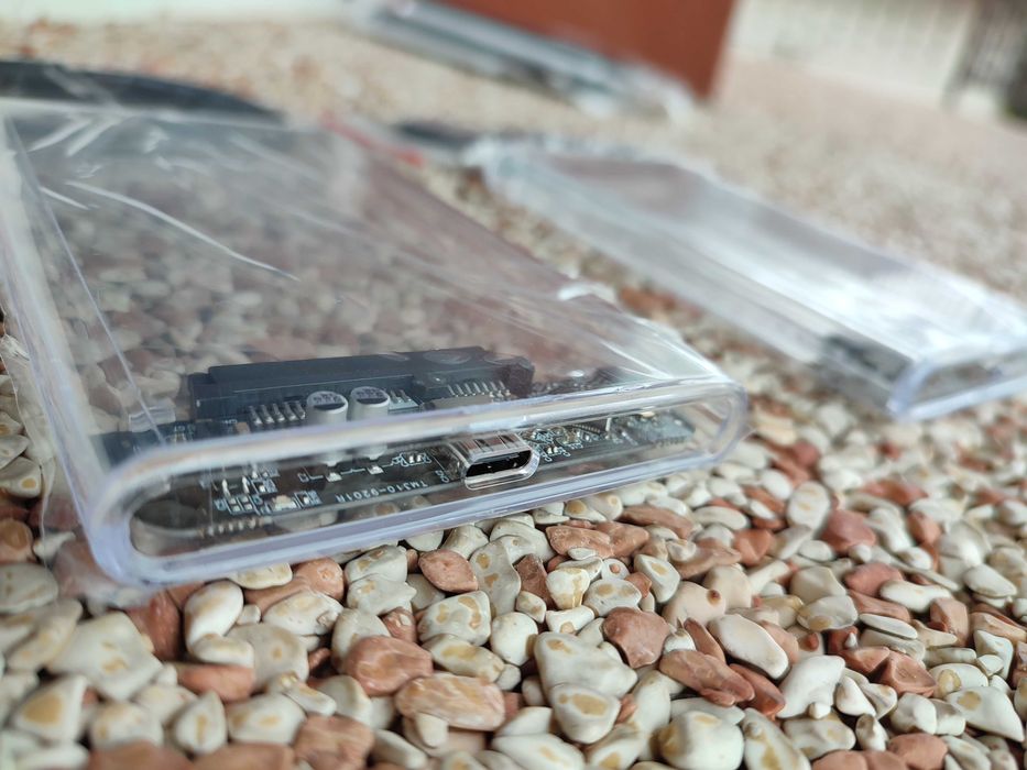 Dwie obudowy na dyski 2,5'' SSD, HDD. Ze złączem USB-C. Przeźroczyste.